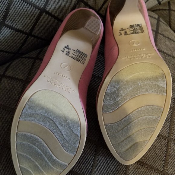 Pink canvas 4" pumps size 7 - Picture 2 of 4